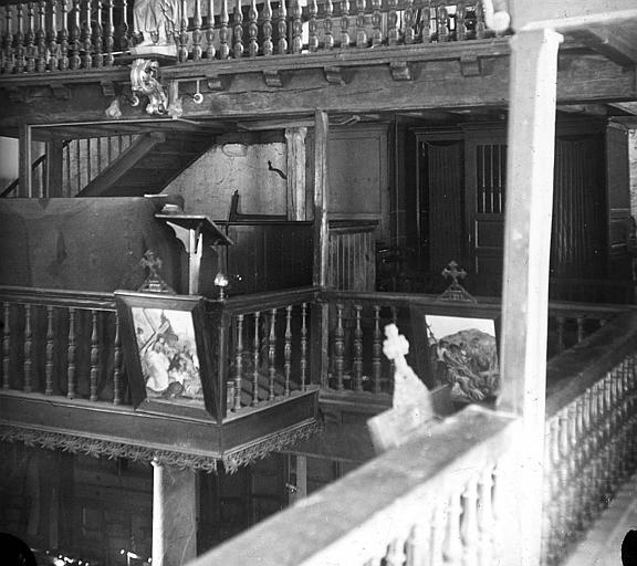 Intérieur, tribune surplombant l'entrée