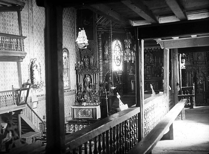Intérieur, vue prise d'une tribune latérale