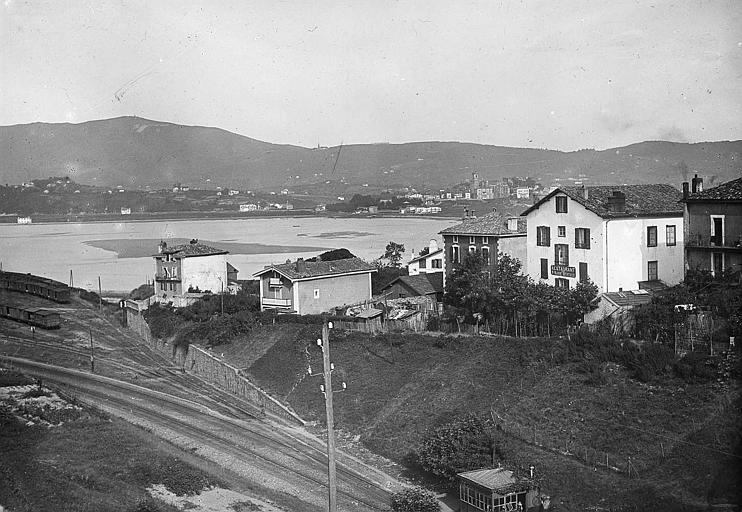 La ville et la baie de Chingoudy vues du quartier de la gare
