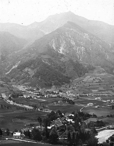 La ville au pied du Cinq-Monts vue du raccourci de la vieille route des Eaux-Bonnes