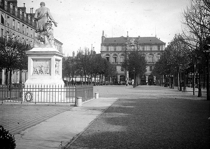 La statue de Henri IV et l'Hôtel de Ville