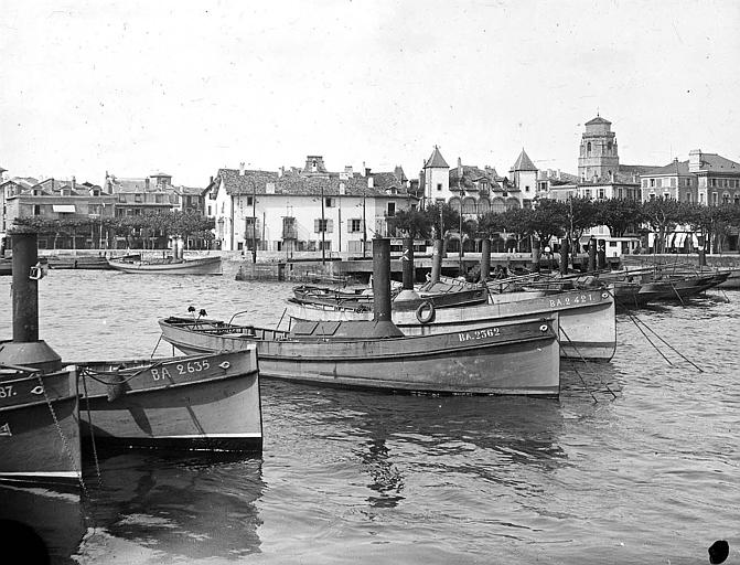Bateaux dans le port