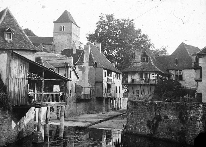 Maisons aux façades en surplomb sur l'eau