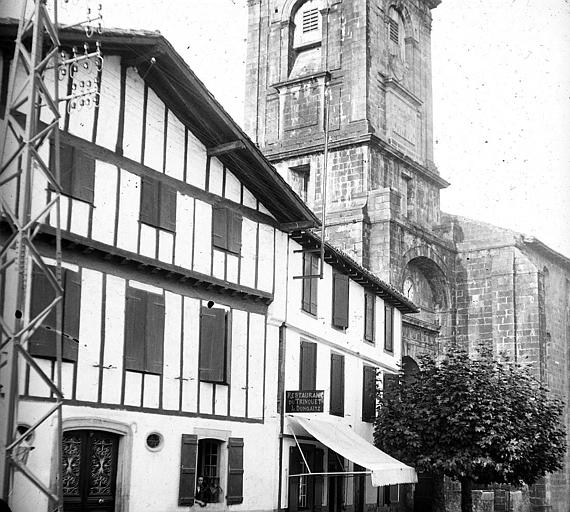 Vue partielle du clocher ; façade du restaurant du Trinquet