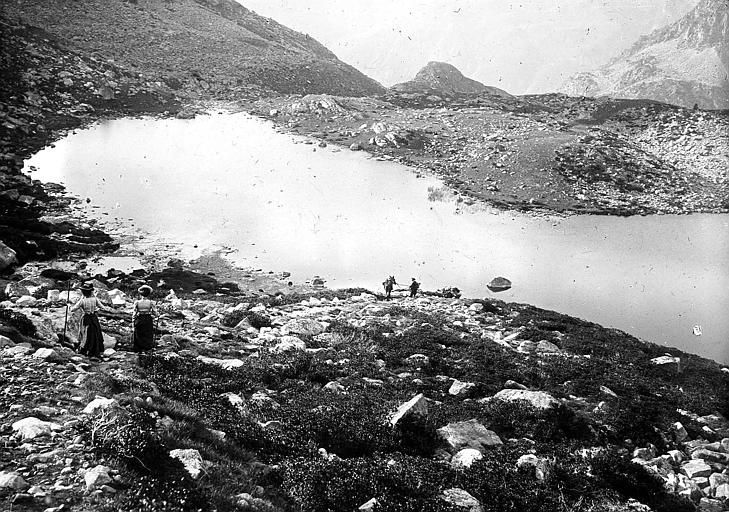 Randonneuses au bord du lac d'Aubert