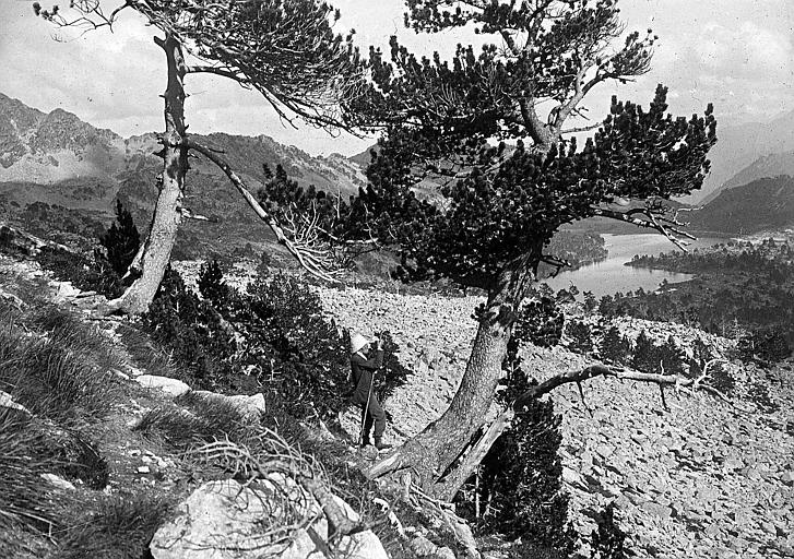 Randonneur sur le chemin du col d'Aubert dominant le lac d'Aumar