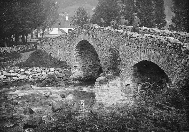 Randonneurs sur le pont de pierre