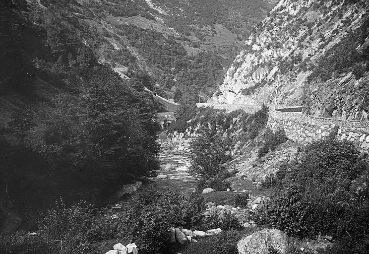 Route dans le fond de la vallée d'Aure