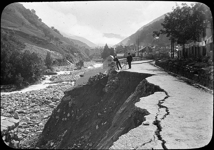 Route en bordure du torrent partiellement effondrée ; vallée du Bastan