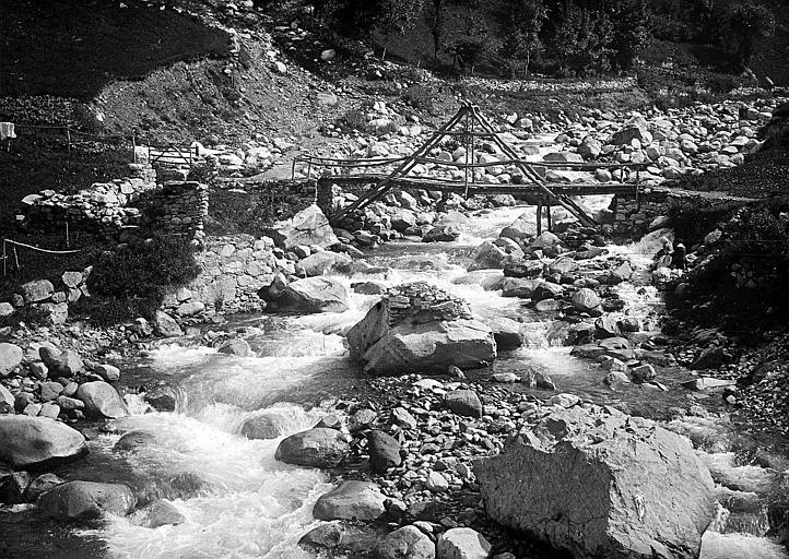 Pont de bois sur le Bastan