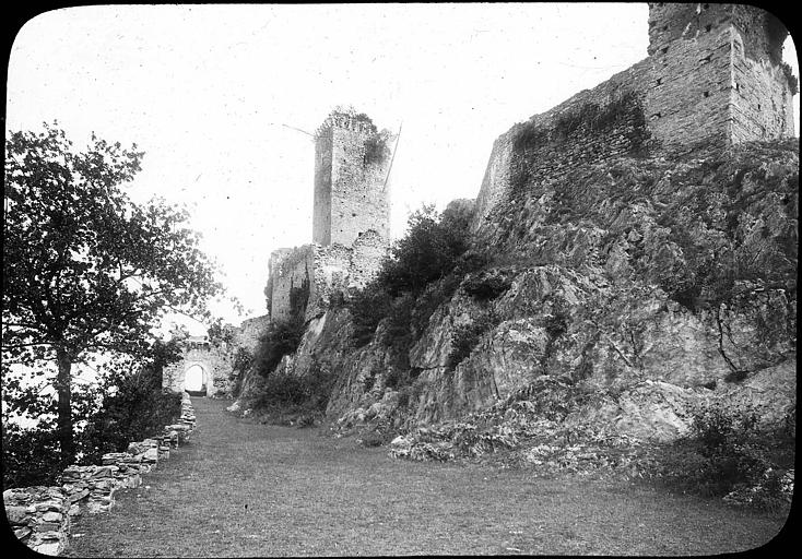 Entrée des ruines ; vallée d'Argelès