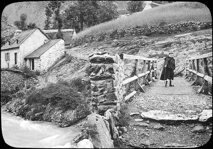 Jeune garçon passant le pont de Bareilles