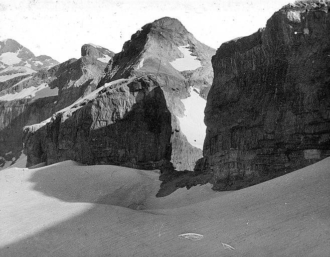 Le Casque, les tours du Marboré et du Mont Perdu vus du glacier nord de la brèche de Roland