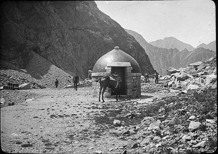 Edicule au bord du déversoir du lac de Caillauas