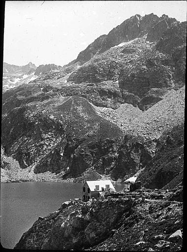 Le refuge du lac de Caillauas