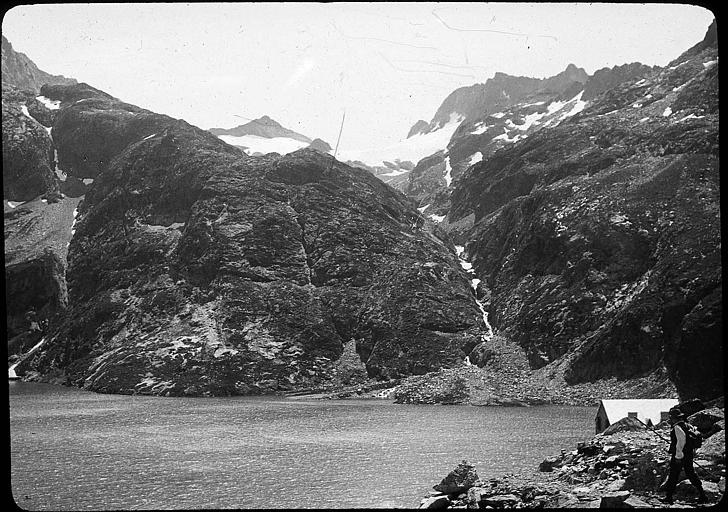 Randonneur sur la rive du lac de Caillauas