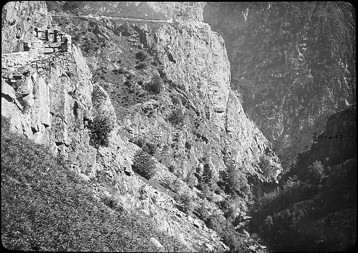 Sentier aménagé à flanc de coteau, environs du lac de Caillauas