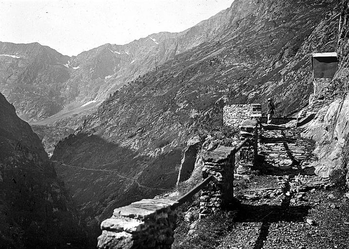 Sentier aménagé à flanc de coteau, environs du lac de Caillauas