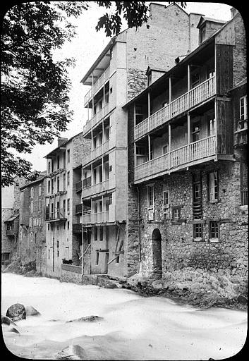 Façades de maisons donnant sur le Gave