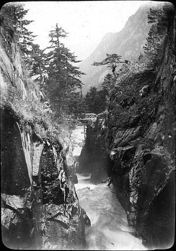 Pont de bois sur le Gave, près du Pont d'Espagne