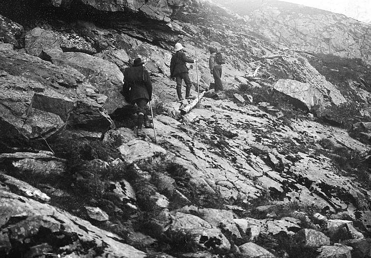 Lacs d'Estom-Soubiran, randonneurs sur le chemin des lacs