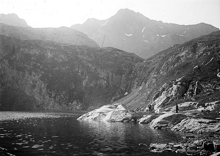 Lacs d'Estom-Soubiran, randonneurs sur la rive au pied du som. d'Aspé (2970 m)