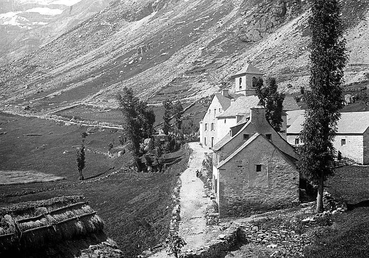 Vue partielle du clocher au milieu des maisons