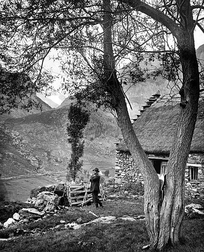 Halte du promeneur près d'une maison dominant la vallée