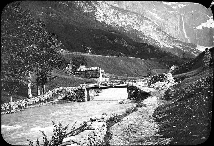 Le chemin du cirque longeant le Gave