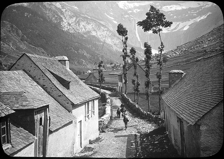 Le chemin du cirque à travers le village