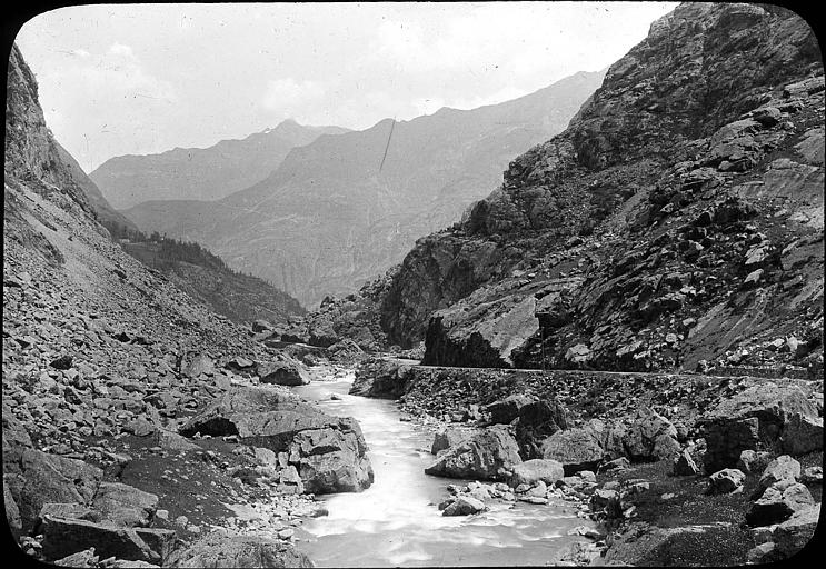 Gorge de Gavarnie : le Gave et la route