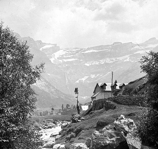 Le cirque et l'Hôtel du Point de Vue au bord du Gave