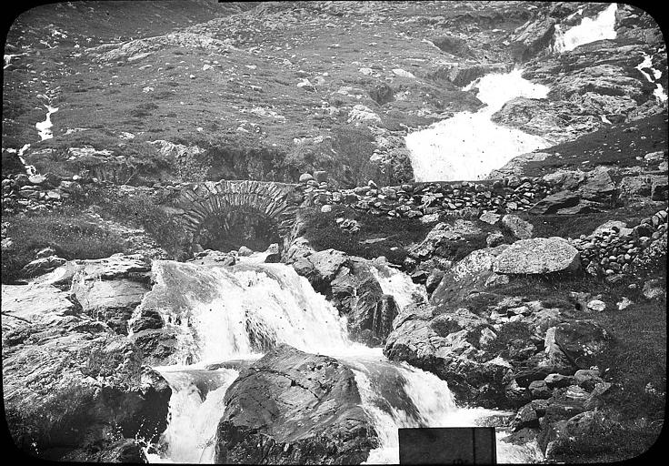 Cirque de Gavarnie : cascade et pont de Lapaca