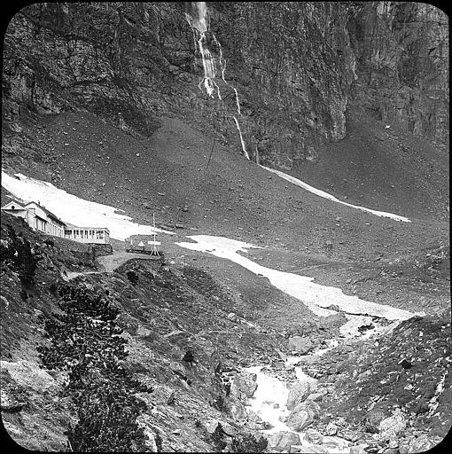 Cirque de Gavarnie : vue prise vers la cascade