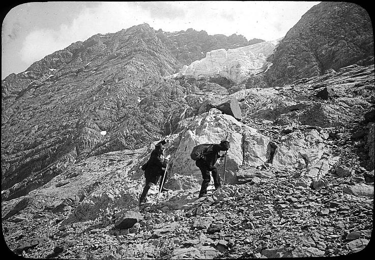 Marcheurs en pleine ascension du pic de Gabiétou
