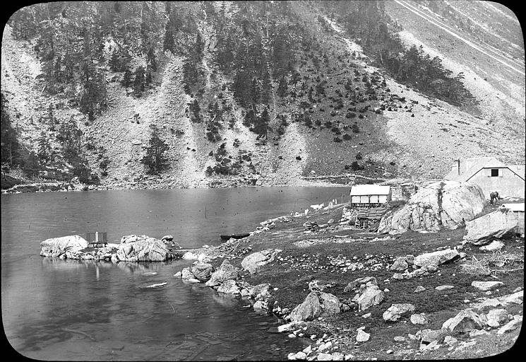 Vue d'ensemble de la rive du lac de Gaube et du monument à la mémoire des époux Pattison