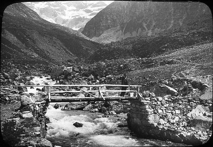 Passerelle sur le gave ; au fond, le val de Touyères