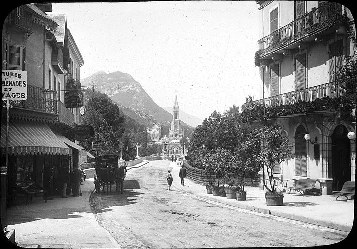 Le boulevard de la Grotte menant à la basilique