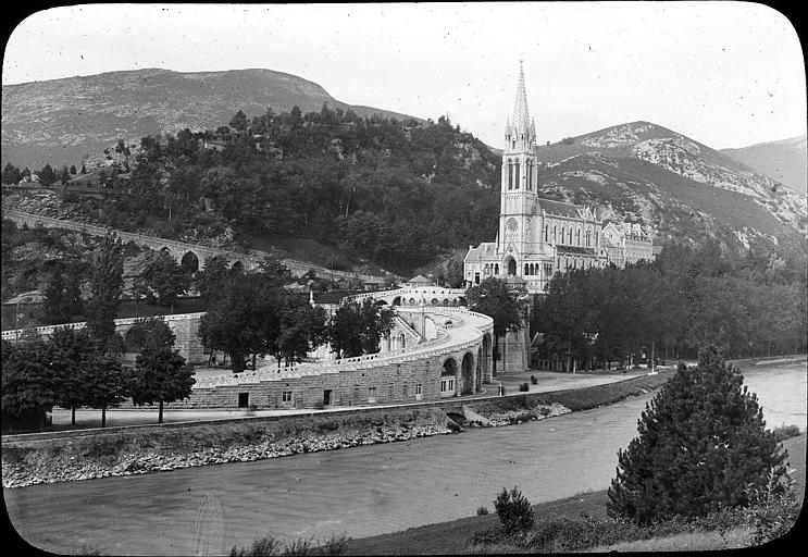 La basilique vue de la rive droite du gave