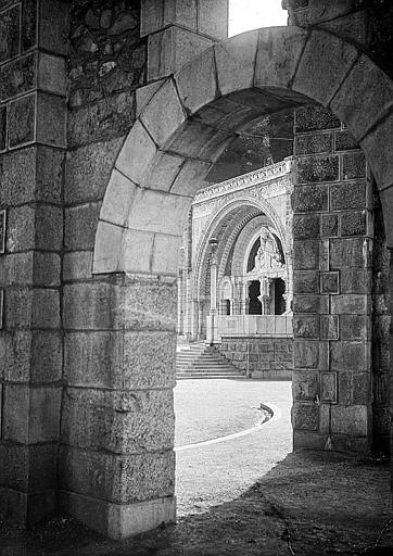 Portail d'entrée de la basilique vu des arcades