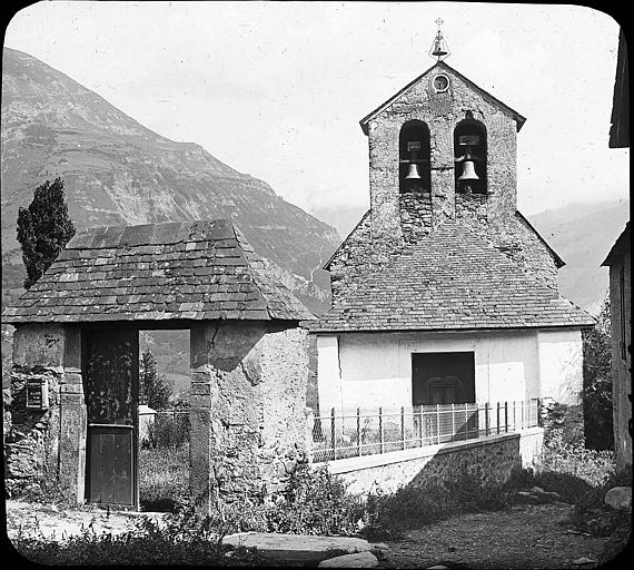 La façade principale et le clocher