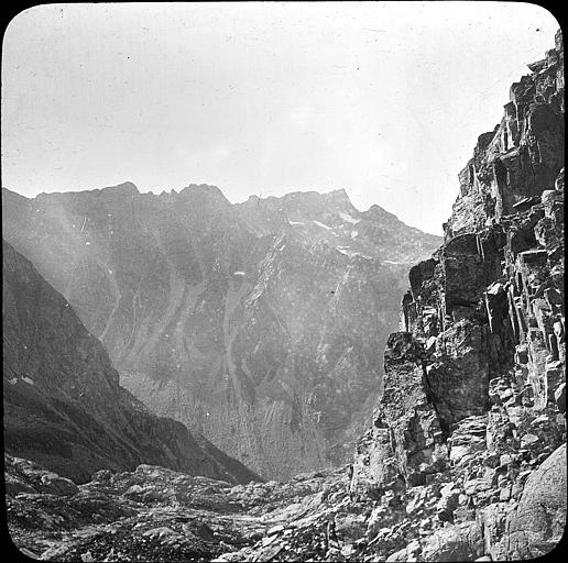 Crête séparant Lutour de Gaube, vue prise au-dessus des lacs d'Estom-Soubiran
