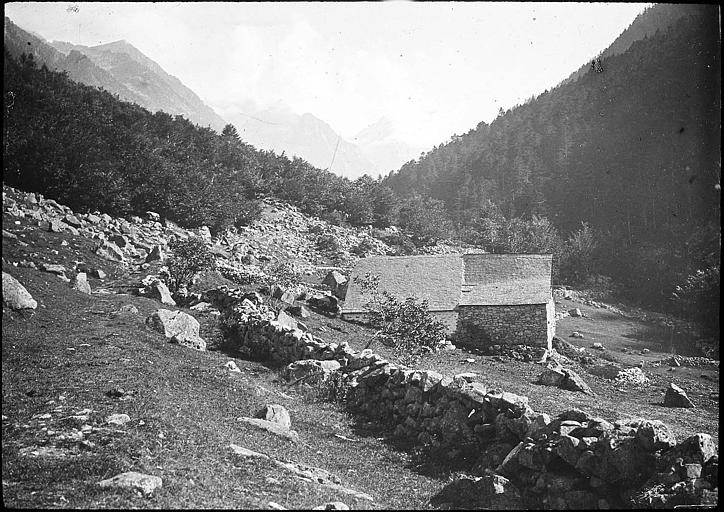 Vallée de Lutour : cabane de pierres isolée
