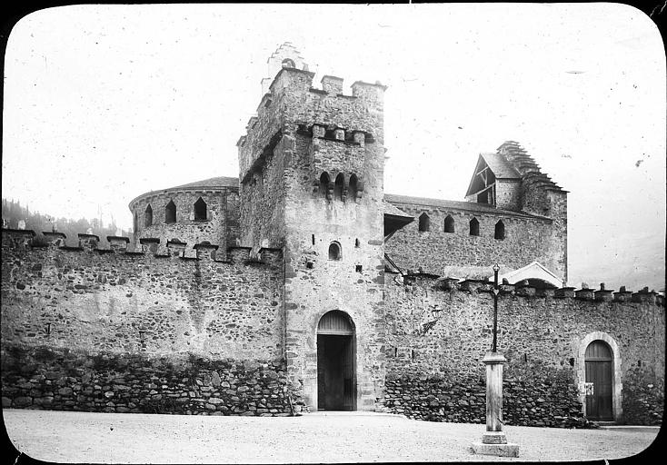 Le mur d'enceinte et la tour d'entrée