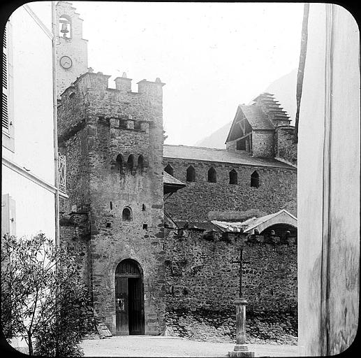 Vue partielle du mur d'enceinte et la tour d'entrée