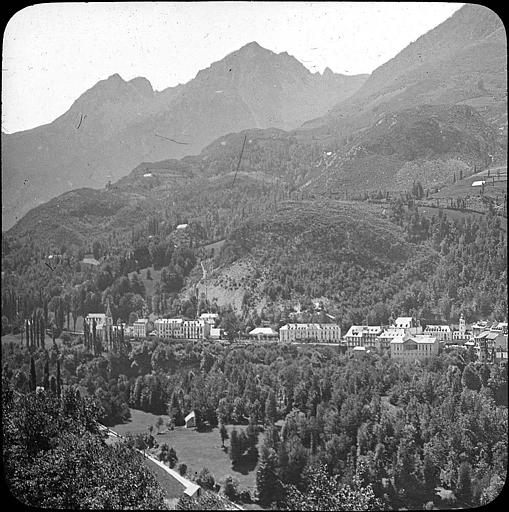 Vue d'ensemble de Saint-Sauveur et du pic d'Ardiden