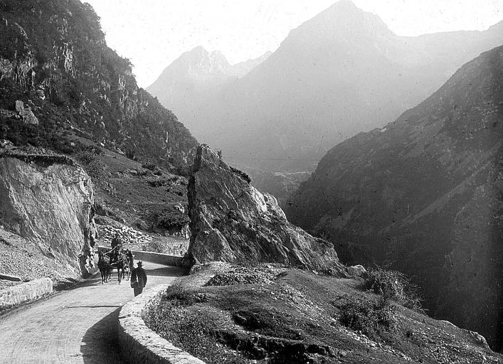 Attelage sur la route longeant la gorge entre Saint-Sauveur et Sia