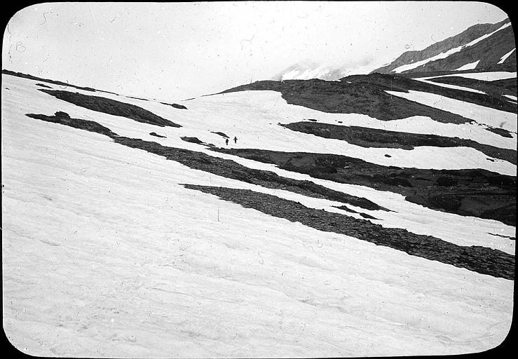 Plateau de Millaris, randonneurs sur les glaciers du massif calcaire