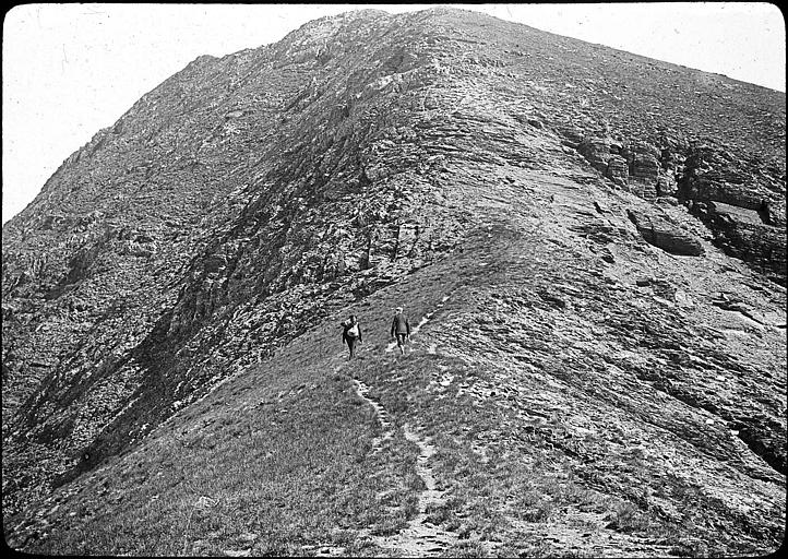 Marcheurs au sommet du pic de Piméné