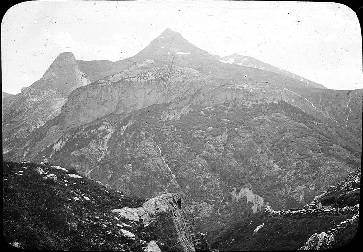 Le sommet du pic de Piméné vu du chemin du Vignemale